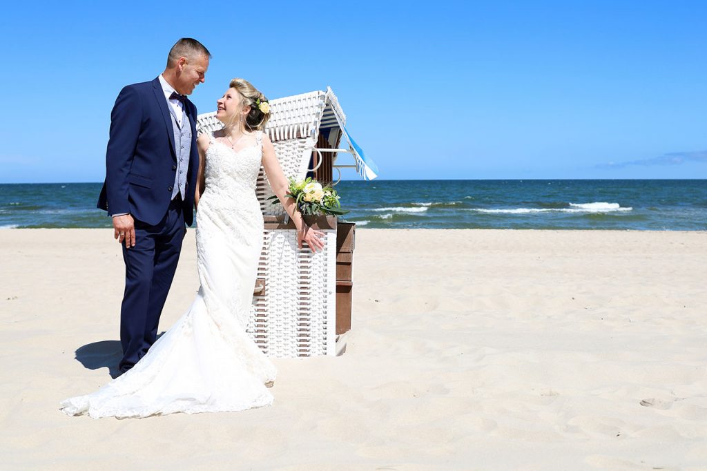 Brautpaar am Strand beim Hochzeitfotografen in Greifswald